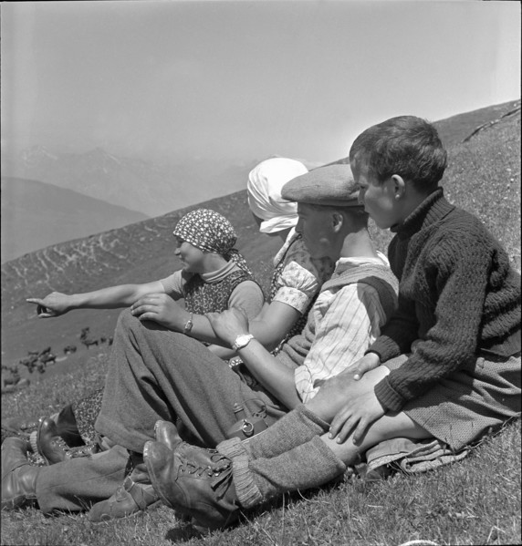 Farmers resting, Valais 1942