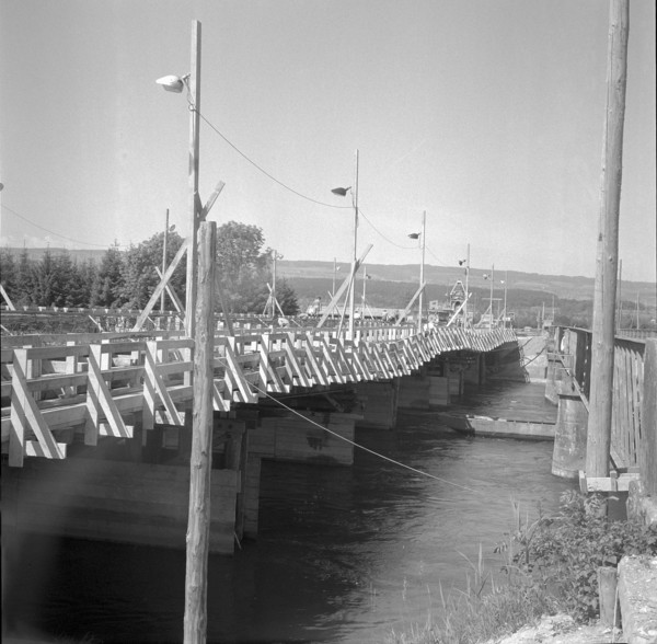Bridge over the Reuss under construction; 1955