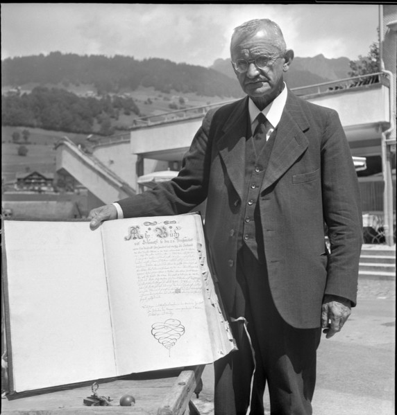 Citizen holds the Alp book, Unterwasser 1945