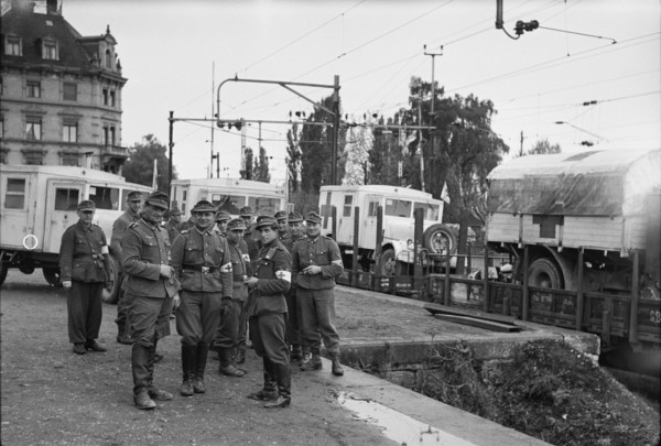 Transfer of a German medical unit; 1945