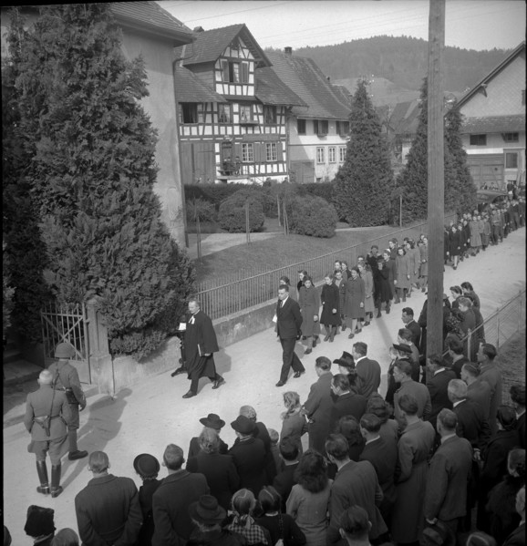 WWII: Burial of the bombing victims, Rafz 1945