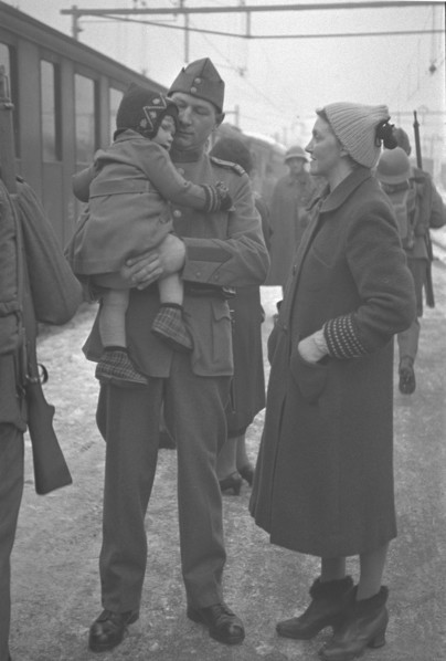 Soldier says goodbye; probably 1940