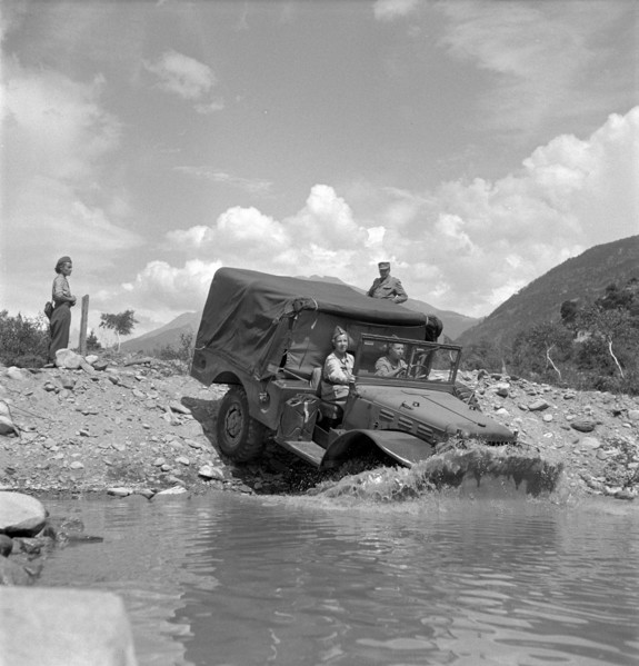 Female soldiers drive through terrain, Brig 1950