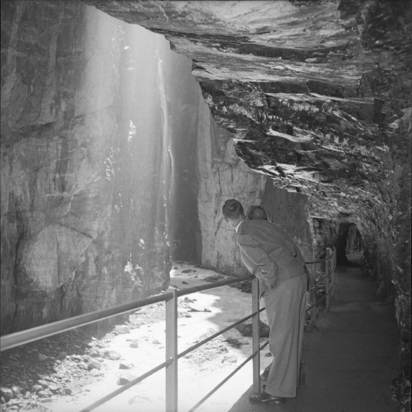 Visitors in the glacier gorge in Grindelwald, 1953