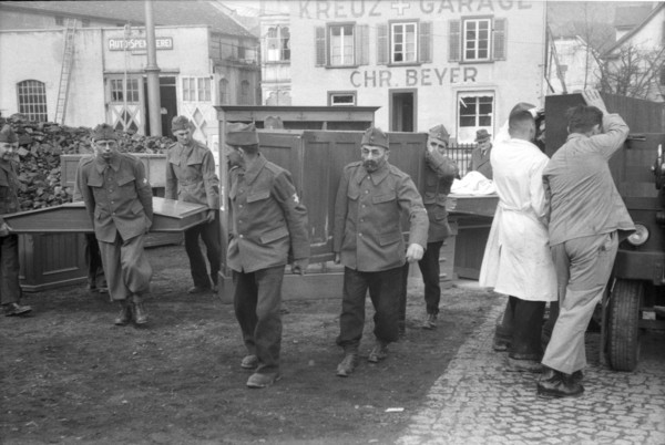WWII: Bombings; soldiers as reins, Schaffhausen 1944