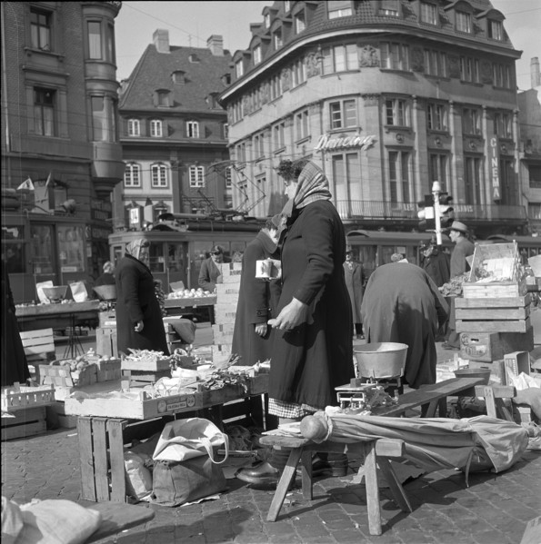 Fruit and vegetable market in Basel; 1946