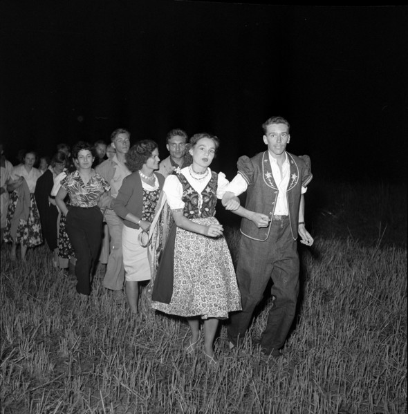 Federal celebration on the Rütli; people dancing 1951
