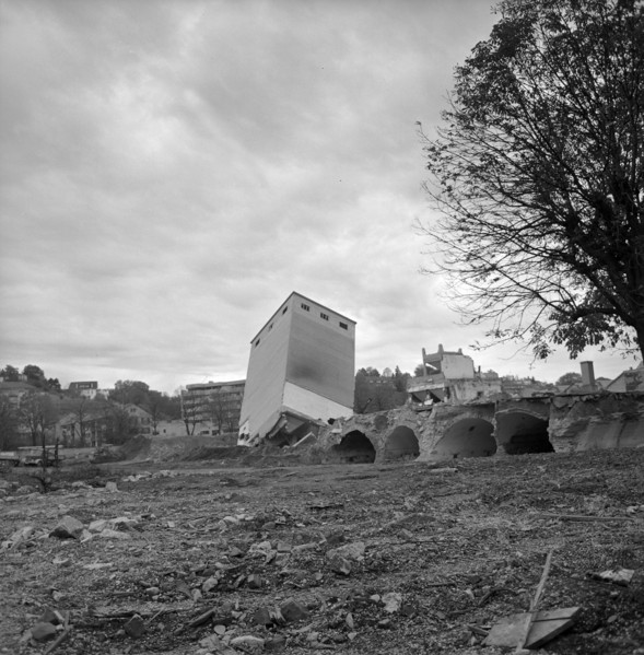 Grain silo tilted after blasting, Basel 1965