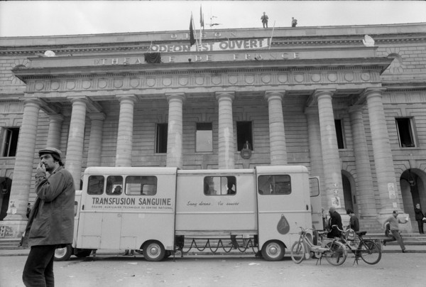 Student riots in Paris 1968: Blood donation truck in front of the Théâtre de France