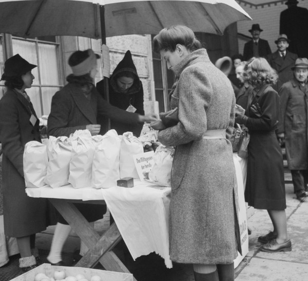 Härdepfeldag in Basel; relief effort for children; sales booth; 1941