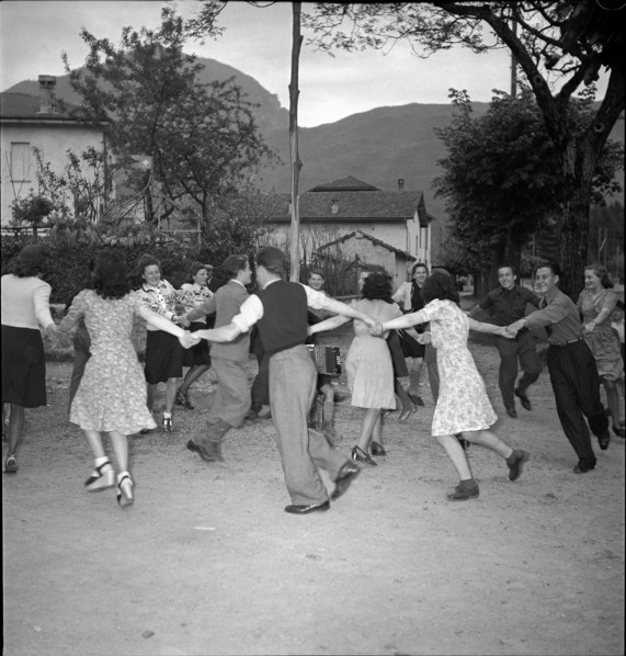 Dance around the maypole in Melide, 1942