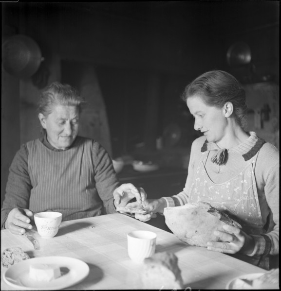 Farmers' wives eating bread, 1941