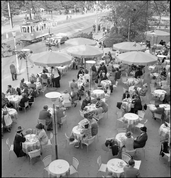Cafe in front of the Zurich Congress Center, 1939