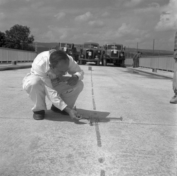 Stress test of the new Reuss Bridge; 1955