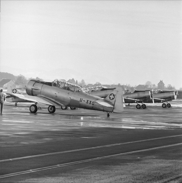 Fighter aircraft at the Dübendorf military airfield in 1957