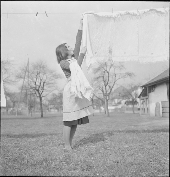WW 2: farming camp. volunteer hanging up the washing, 1940
