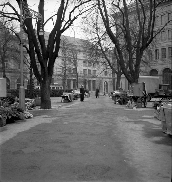 WW 2: air raid warning, Zurich 1939: Burkliplatz