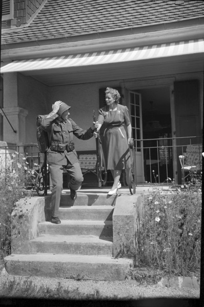 Mobilization report 1947: The conscript says goodbye to his mother/wife