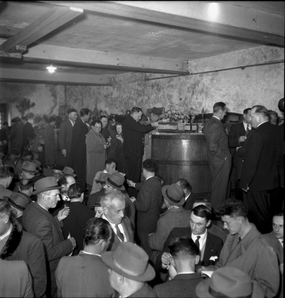 Mise des vins de la ville de Lausanne, wine auction: elevator in the vineyard, 1954