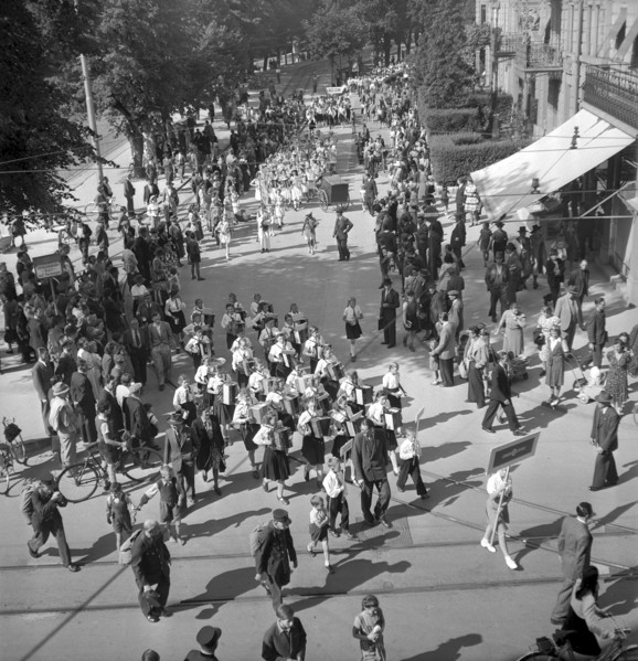 Children collecting money for Swiss donation, 1945