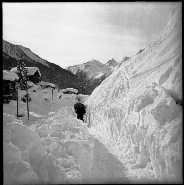 Rhaetian Railway line spilled over by avalanche, clearing work. 1951,