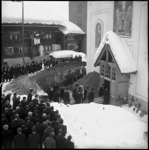 Funeral of the avalanche victims in Vals, funeral procession, 1951