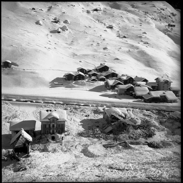 Avalanches in Valais 1951: Loading of a supply helicopter