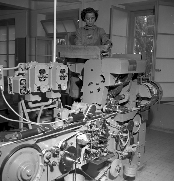 Cigarette factory Brunette, 1952