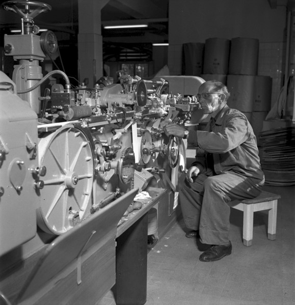 Cigarette factory Brunette, 1952