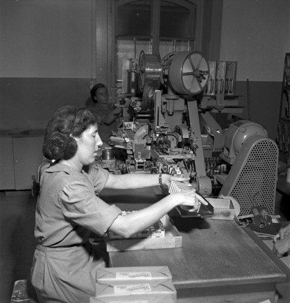 Cigarette factory Brunette, 1952