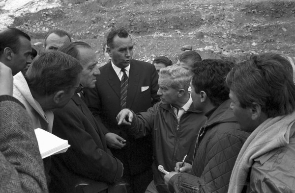 Mattmark, journalists gathering informations about glacial ice avalanche, 1965