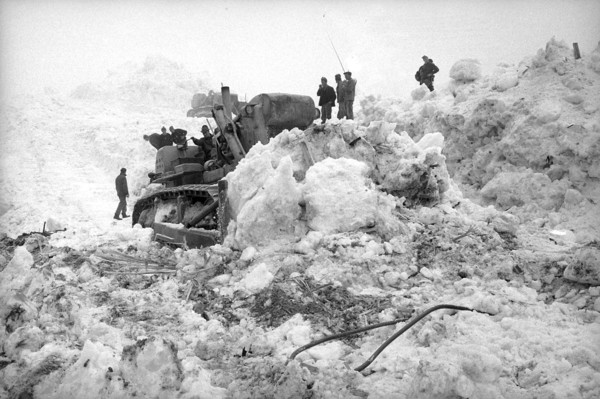 Mattmark glacial ice avalanche, military rescue vehicles, 1965
