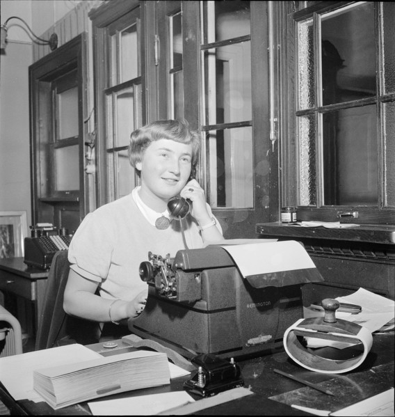 Davos: Secretary on the phone; 1940