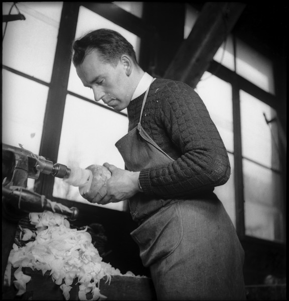 Preparations for the turnip lantern parade, man hollowing out a turnip with a machine, 1945
