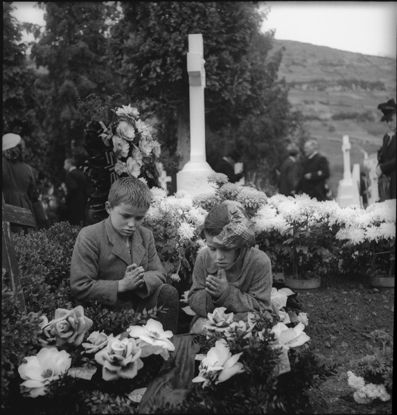 Children in the cemetery on All Souls' Day, Sion 1945