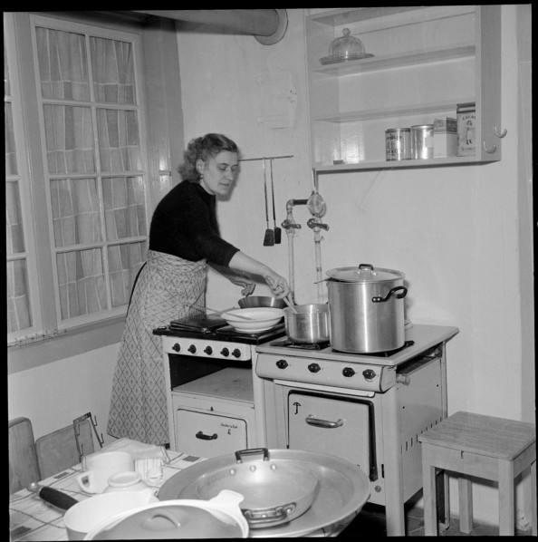 Zurich student sets up kitchen for colleagues from Hungary 1956