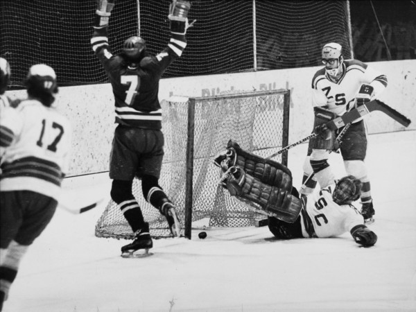 NLA 1973/74: ZSC  EHC Kloten, Uebersax defeats Meier, player with glasses
