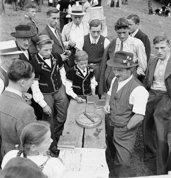 Raffle at the folk festival in Emmental, 1942