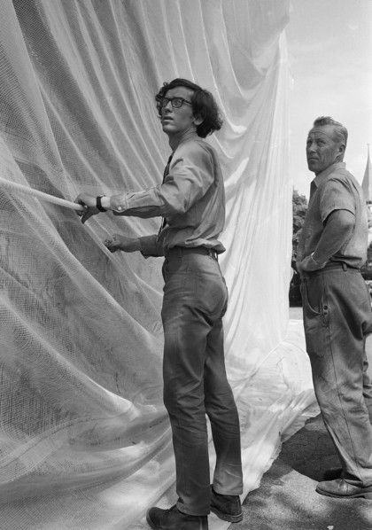 Christo wraps the Kunsthalle Bern, 1968