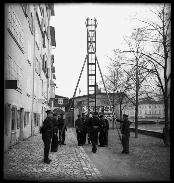 War fire brigade: setting up the fire ladder, 1939