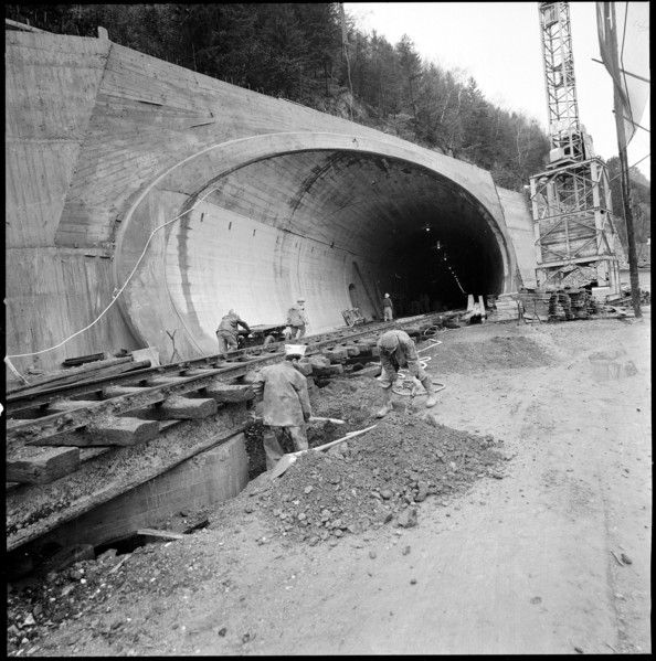 Construction of the Kerenzerberg railway tunnel, ca. 1960