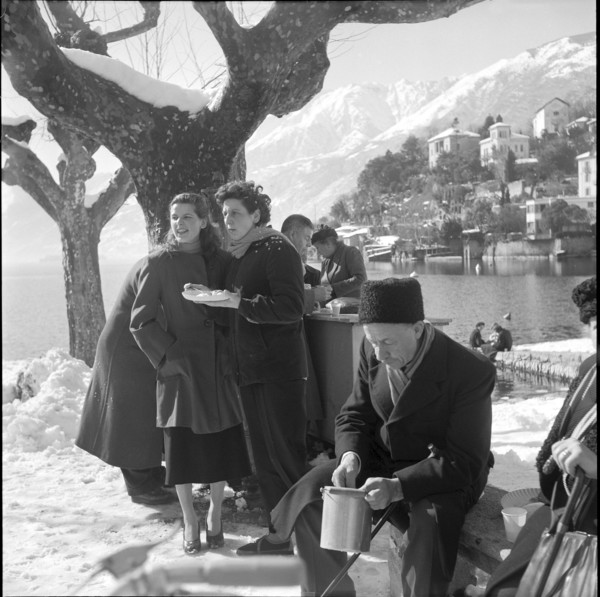 Chimney sweep and young women at Carnival parade in Payerne, 1946
