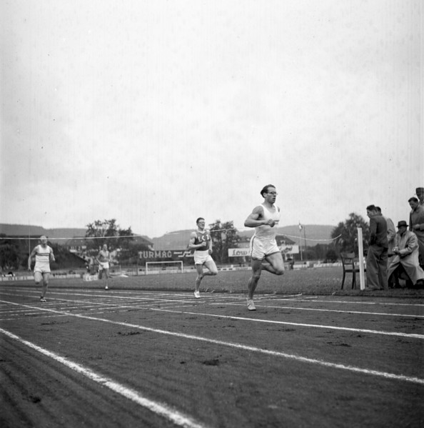 Finish sports teacher Paavo Karikko training swiss athletes in Macolin 1947