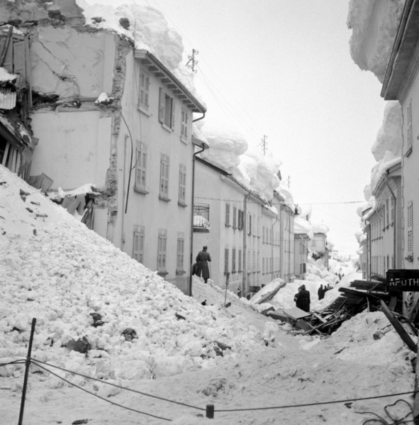 Airolo 1951, snow covered  lane, rubble.