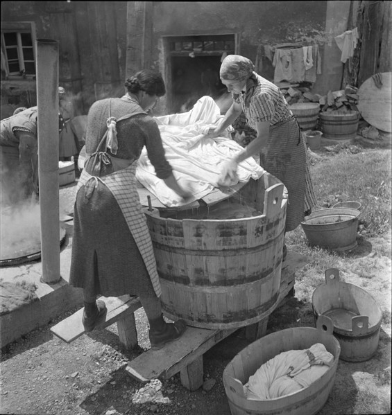 Women washing at the Hinterrhein, 1941.