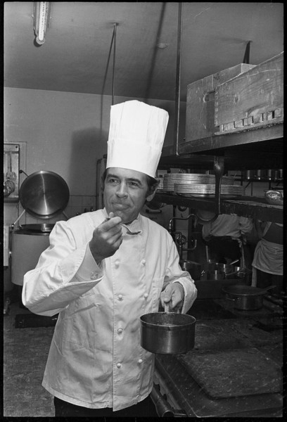 Mäni Weber as a hobby cook, 1971.