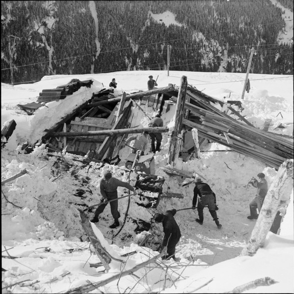 Fionnay VS, barracks of Grande Dixence SA destroyed avalanche; workers at clearing work, 1954.