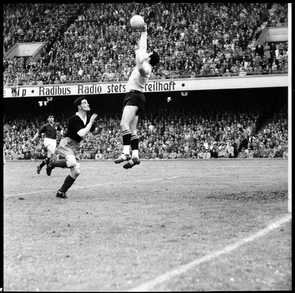 WC qualifier 1957: Switzerland - Scotland; keeper Parlier.