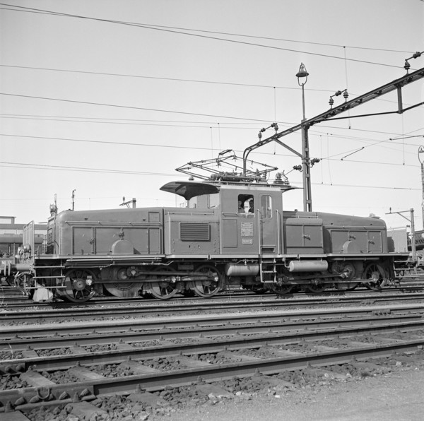 New engine of the type Ee 6/6 in the station of Zurich, 1952.