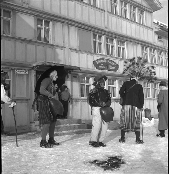 Silvesterchlausen in Urnaesch, 1945.